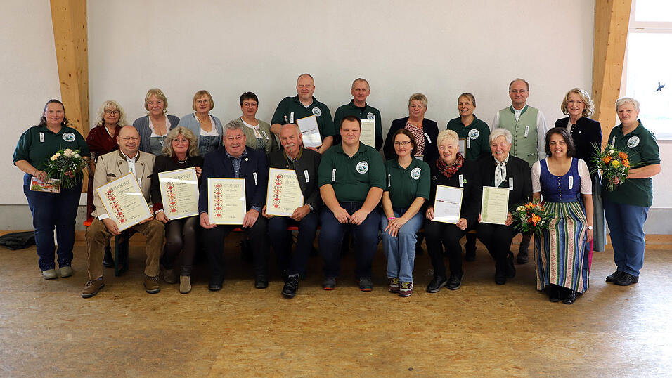 Die geehrten und ausgezeichneten Mitglieder des Gartenbauverein Bodenkirchen zusammen mit den Vorsitzenden Alexandra Bücker und Dominik Götz (Mitte) sowie Martina Hammerl, Bürgermeisterin Monika Maier und Schirmherr Erwin Fußeder. Die geehrten und ausgezeichneten Mitglieder des Gartenbauverein Bodenkirchen zusammen mit den Vorsitzenden Alexandra Bücker und Dominik Götz (Mitte) sowie Martina Hammerl, Bürgermeisterin Monika Maier und Schirmherr Erwin Fußeder.