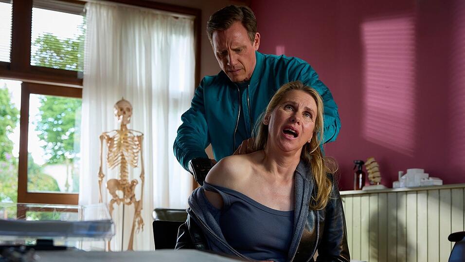 Die neue Pastorin Maike Claussen (vorne, Tanja Schleiff) sucht Hilfe bei Dr. Nice (Patrick Kalupa), hier in einer undatierten Szene eines «Dr. Nice»-Films. Die neue Pastorin Maike Claussen (vorne, Tanja Schleiff) sucht Hilfe bei Dr. Nice (Patrick Kalupa), hier in einer undatierten Szene eines «Dr. Nice»-Films.