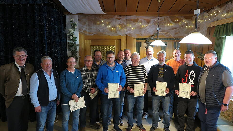 Zahlreiche Mitglieder wurden f&uuml;r 30 Jahre Vereinstreue mit dem Goldenen Vereinsabzeichen des ASV Landshut ausgezeichnet. Vorsitzender Dr. Manfred Forster, zweiter Vorsitzender Andreas Kollmannsberger sowie dritter Vorsitzender Martin M&uuml;ller gratulierten den Jubilaren.
