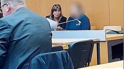 Sie will im Streit zugestochen haben: Die 44-jährige Angeklagte (r.), die sich vor dem Landgericht Landshut verantworten muss.