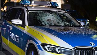 Der junge Mann warf verschiedene Gegenstände nach den Einsatzkräften und beschädigte so ein Polizeiauto. Der junge Mann warf verschiedene Gegenstände nach den Einsatzkräften und beschädigte so ein Polizeiauto.
