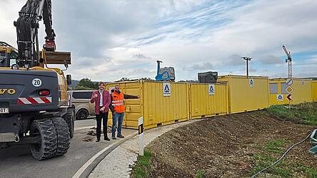 Bürgermeister Max-Emanuel Montgelas und ein Mitarbeiter der Firma Stanglmeier besichtigen die Baustelle für den Radwegweiterbau. Bürgermeister Max-Emanuel Montgelas und ein Mitarbeiter der Firma Stanglmeier besichtigen die Baustelle für den Radwegweiterbau.
