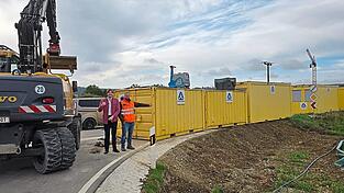 Bürgermeister Max-Emanuel Montgelas und ein Mitarbeiter der Firma Stanglmeier besichtigen die Baustelle für den Radwegweiterbau. Bürgermeister Max-Emanuel Montgelas und ein Mitarbeiter der Firma Stanglmeier besichtigen die Baustelle für den Radwegweiterbau.