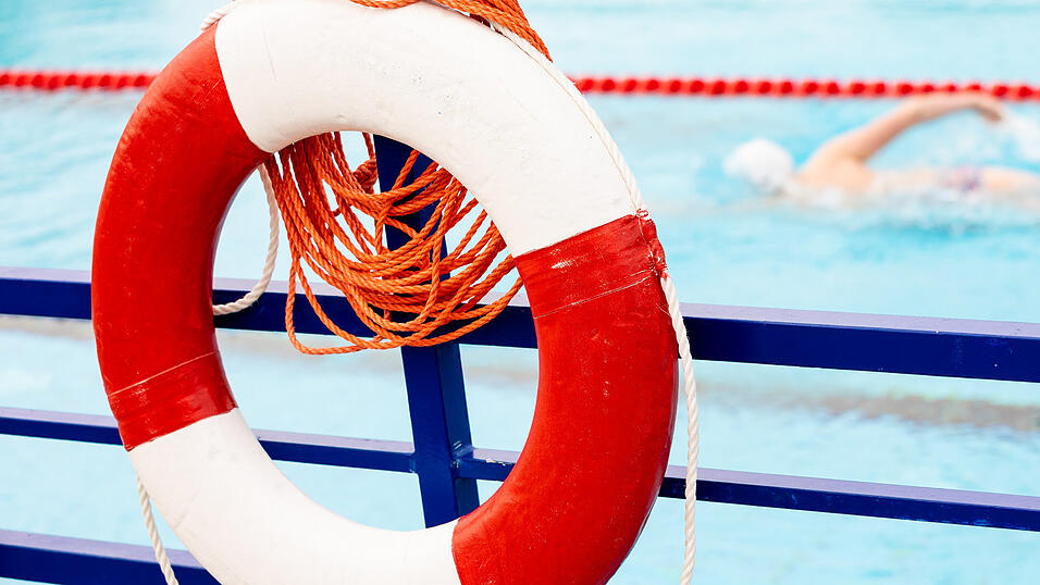 Trotz schnellen Eingreifens des Bademeisters und weiterer Ersthelfer, wurde der Mann schwer verletzt. (Symbolbild) Trotz schnellen Eingreifens des Bademeisters und weiterer Ersthelfer, wurde der Mann schwer verletzt. (Symbolbild)