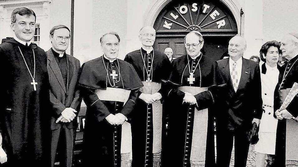 Die kirchlichen Würdenträger, die an der Feier zum diamantenen Priesterjubiläum von Kardinal Augustinus in der Stiftskirche in Metten teilnahmen (v. l.): Abt Wolfgang M. Hagl OSB, Weihbischof Dr. Bernhard Haßlberger, Bischof Manfred Müller, Kardinal Dr. Paul Augustin Mayer OSB, Kardinal Joachim Meisner, Regierungspräsident a. D. Gottfried Schmid mit Gattin und Bischof Franz Xaver Eder. Die kirchlichen Würdenträger, die an der Feier zum diamantenen Priesterjubiläum von Kardinal Augustinus in der Stiftskirche in Metten teilnahmen (v. l.): Abt Wolfgang M. Hagl OSB, Weihbischof Dr. Bernhard Haßlberger, Bischof Manfred Müller, Kardinal Dr. Paul Augustin Mayer OSB, Kardinal Joachim Meisner, Regierungspräsident a. D. Gottfried Schmid mit Gattin und Bischof Franz Xaver Eder.