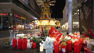 Zahlreiche Kerzen stehen vor dem Weihnachtsmarkt. Am 20. Dezember 2024 ist auf dem Weihnachtsmarkt in Magdeburg ein Autofahrer in eine Menschengruppe gefahren.
