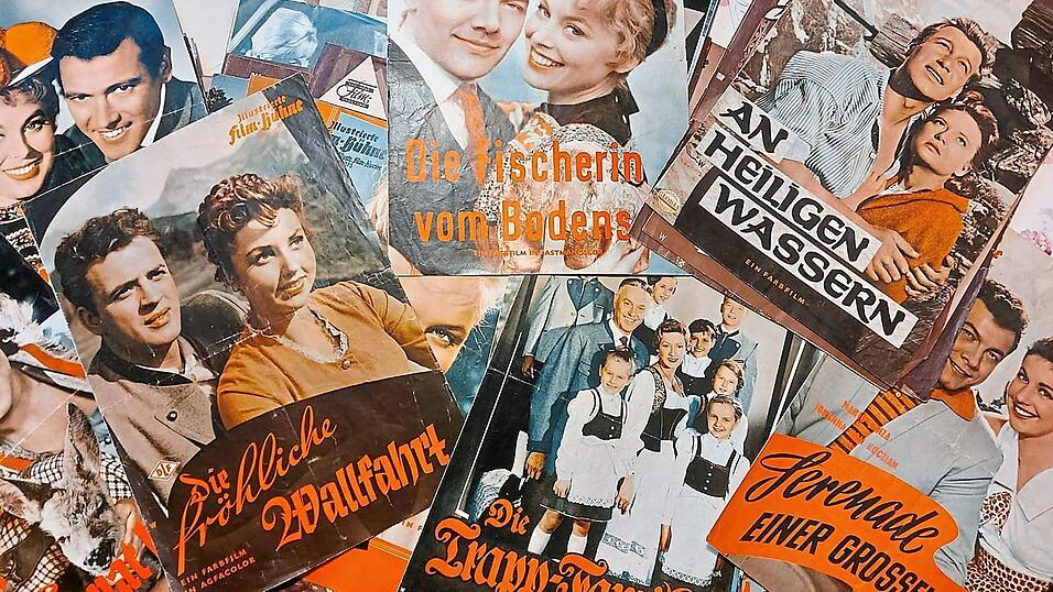 Programmheftchen im &Uuml;berblick: Filme wie 'Die fr&ouml;hliche Wallfahrt', 'An heiligen Wassern' und die 'Fischerin vom Bodensee' liefen im 'K&ouml;tztinger Filmtheater'.