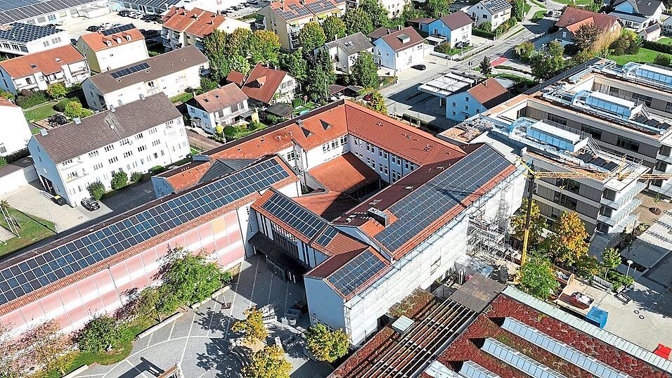Die Umbauarbeiten an der Herzog-Tassilo-Realschule bringen das Gebäude auf den gleichen Standard wie den Erweiterungsbau. Die Umbauarbeiten an der Herzog-Tassilo-Realschule bringen das Gebäude auf den gleichen Standard wie den Erweiterungsbau.