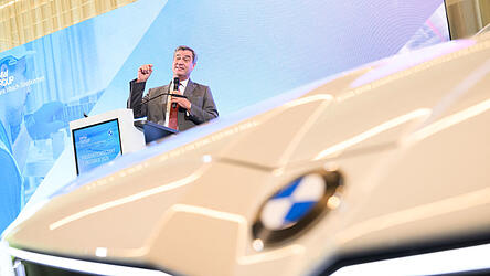 Bayerns Ministerpr&auml;sident Markus S&ouml;der (CSU) spricht zum Produktionsbeginn im BMW-Batteriewerk Irlbach-Stra&szlig;kirchen.