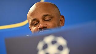 Auszeit vom Fußball-Alltag: Bayern-Trainer Vincent Kompany muss sich nach seinem Zusammenbruch erst mal erholen. (Archivbild) Auszeit vom Fußball-Alltag: Bayern-Trainer Vincent Kompany muss sich nach seinem Zusammenbruch erst mal erholen. (Archivbild)