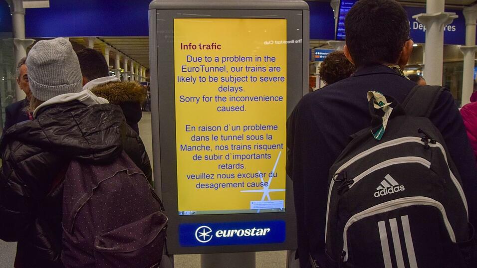 Fahrgäste wurden aufgerufen, ihre Reisepläne zu ändern. Fahrgäste wurden aufgerufen, ihre Reisepläne zu ändern.