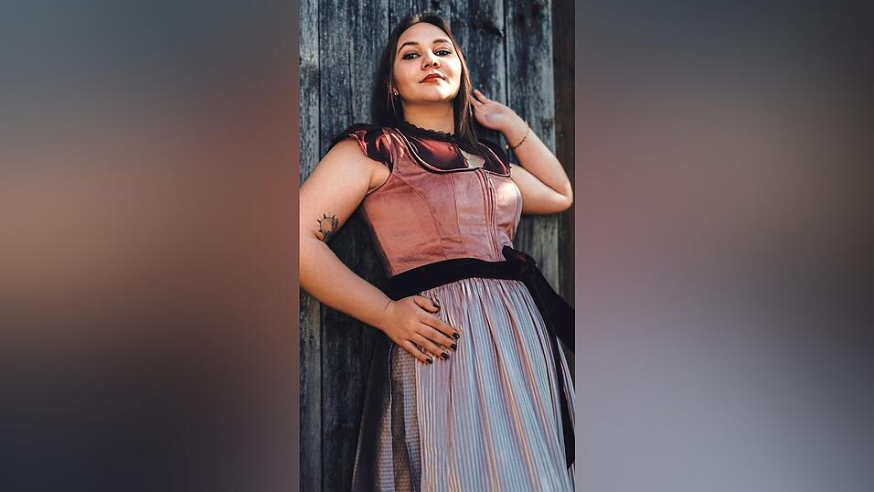 Dieses Dirndl vereint Tradition und zeitgem&auml;&szlig;e Eleganz: Meike Wozelka in ihrem Dirndl, das der Trachtenhersteller algaeulilie in sein Sortiment aufgenommen hat.