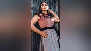 Dieses Dirndl vereint Tradition und zeitgem&auml;&szlig;e Eleganz: Meike Wozelka in ihrem Dirndl, das der Trachtenhersteller algaeulilie in sein Sortiment aufgenommen hat.