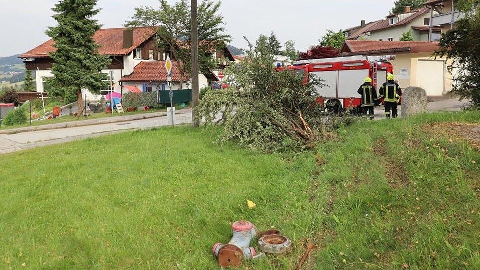 Das Fahrzeug konnte nur schwer geborgen werden. Das Fahrzeug konnte nur schwer geborgen werden.