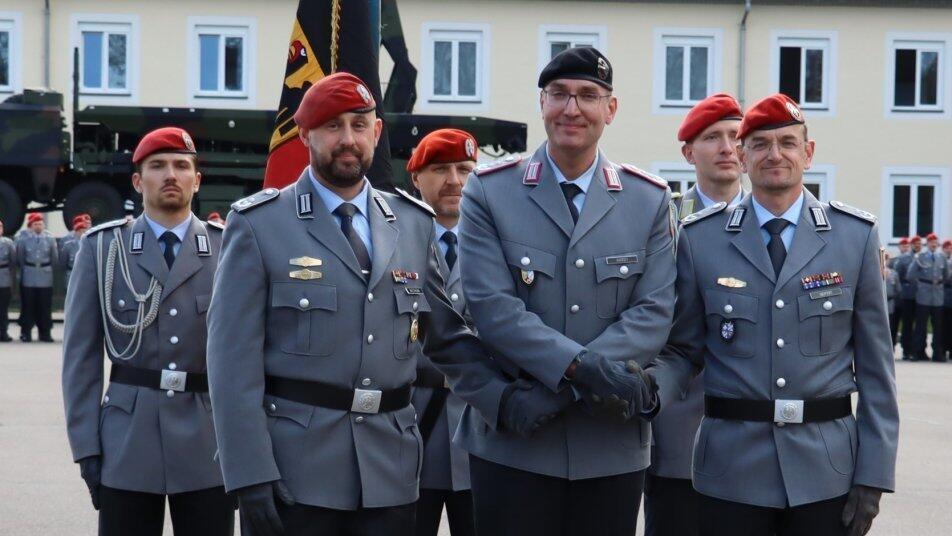 Mit Handschlag besiegelte der Brigadekommandeur (Mitte) die Kommandoübergabe von Oberstleutnant Seifert (r.) an Oberstleutnant Balthasar (l.). Mit Handschlag besiegelte der Brigadekommandeur (Mitte) die Kommandoübergabe von Oberstleutnant Seifert (r.) an Oberstleutnant Balthasar (l.).
