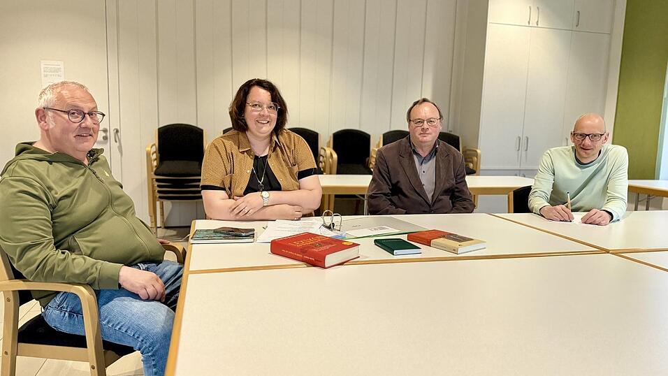 Wollen das Pfarrleben in Sachen Brauchtum und Liturgie beleben: Mesner Reinhold Kerner, Pfarrgemeinderat-Sprecherin Veronika Bergbauer, Stadtpfarrer Karl-Heinz Seidl und der stellvertretende Pfarrgemeinderat-Sprecher Wolfgang Ringle (von links).