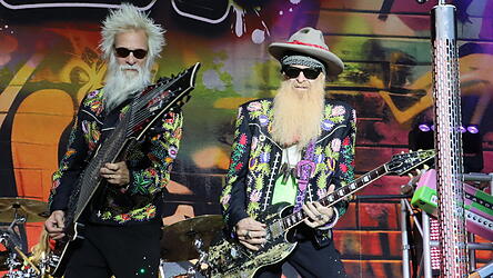 Bassist Elwood Francis und Bandleader Billy Gibbons (rechts) glänzen bei ihrem Konzert in Regensburg nicht nur musikalisch: Ihr Outfit zieren Dutzende Strasssteinchen. Bassist Elwood Francis und Bandleader Billy Gibbons (rechts) glänzen bei ihrem Konzert in Regensburg nicht nur musikalisch: Ihr Outfit zieren Dutzende Strasssteinchen.