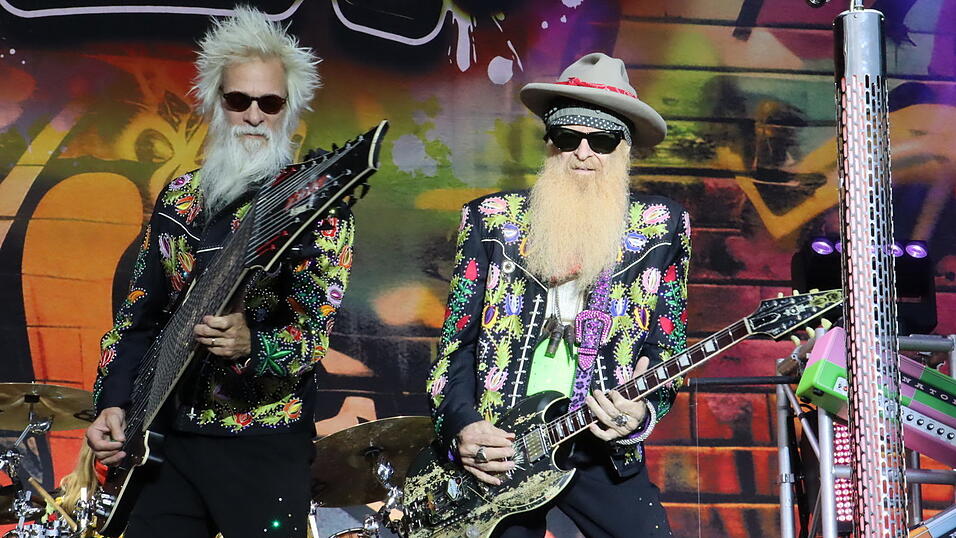 Bassist Elwood Francis und Bandleader Billy Gibbons (rechts) glänzen bei ihrem Konzert in Regensburg nicht nur musikalisch: Ihr Outfit zieren Dutzende Strasssteinchen. Bassist Elwood Francis und Bandleader Billy Gibbons (rechts) glänzen bei ihrem Konzert in Regensburg nicht nur musikalisch: Ihr Outfit zieren Dutzende Strasssteinchen.