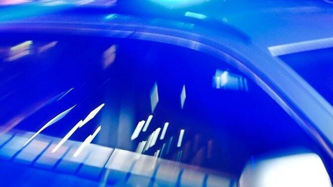 Ein Streifenwagen steht mit eingeschaltetem Blaulicht auf der Straße. In den sozialen Medien kam die Frage auf, ob die Mainburger Polizei aktuell nachts verstärkt unterwegs ist.(Symbolfoto) Ein Streifenwagen steht mit eingeschaltetem Blaulicht auf der Straße. In den sozialen Medien kam die Frage auf, ob die Mainburger Polizei aktuell nachts verstärkt unterwegs ist.(Symbolfoto)