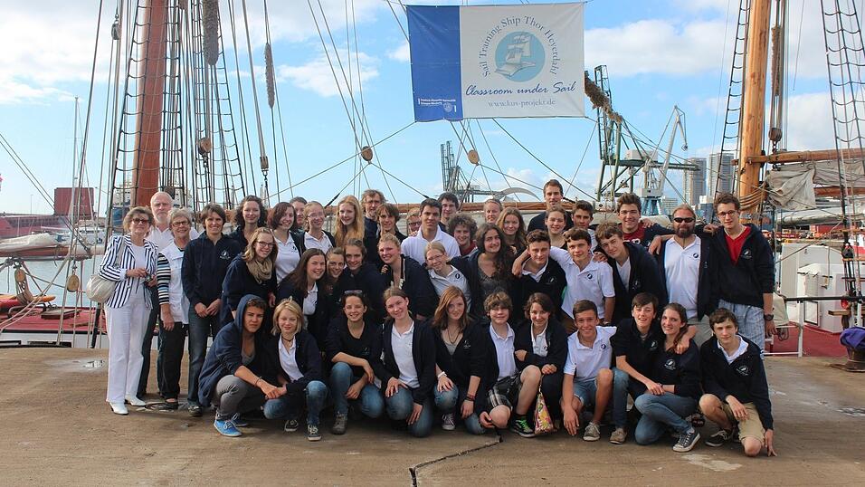 Für 34 Schüler des Projekts 'Klassenzimmer unter Segeln (KUS)' ist es ein Jahr lang ihre Schule: das Segelschiff 'Thor Heyerdahl'. Für 34 Schüler des Projekts 'Klassenzimmer unter Segeln (KUS)' ist es ein Jahr lang ihre Schule: das Segelschiff 'Thor Heyerdahl'.