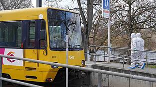 Ein Zw&ouml;lfj&auml;hriger ist bei einem Unfall mit einer Stra&szlig;enbahn t&ouml;dlich verletzt worden.