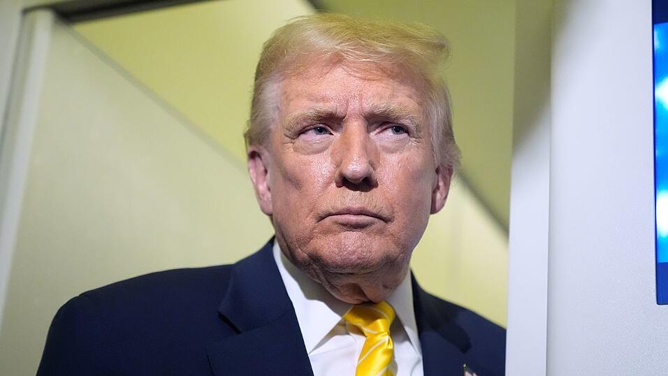 US-Präsident Trump will eine Milliardensumme von der BBC einklagen. US-Präsident Trump will eine Milliardensumme von der BBC einklagen.