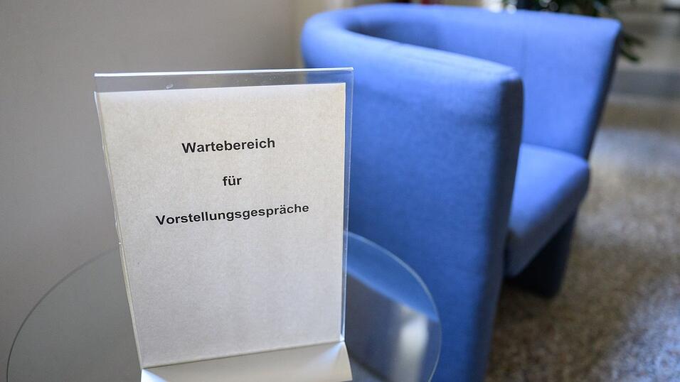 Bewerbungen werden inzwischen oft mit Hilfe von Künstlicher Intelligenz geschrieben - und teilweise sogar entschieden (Symbolbild). Bewerbungen werden inzwischen oft mit Hilfe von Künstlicher Intelligenz geschrieben - und teilweise sogar entschieden (Symbolbild).