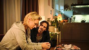 Caro Meinert (Lana Cooper) ist krank, ihr Freund Anton (Christopher Schärf) kümmert sich um sie - aber nicht aus edlen Motiven.