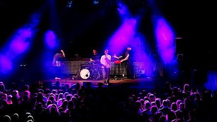 Newcomer Enkay eröffnet den Rivertone-Samstag.