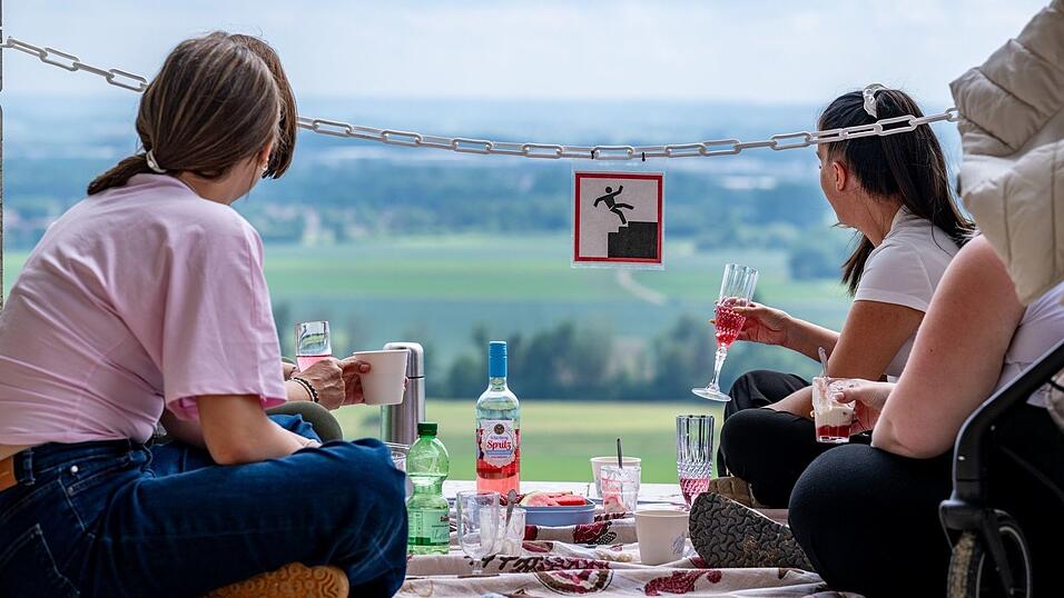 Besucher genie&szlig;en gern die Aussicht von oben.