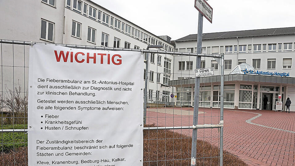 Hinweisschilder vor dem St.-Antoniushospital in Kleve weisen auf die Fiberambulanz hin. Immer mehr St&auml;dte in Nordrhein-Westfalen richten im Kampf gegen die Ausbreitung des Coronavirus Diagnosezentren ein, an denen sich Patienten auf das neuartige Virus testen lassen k&ouml;nnen.