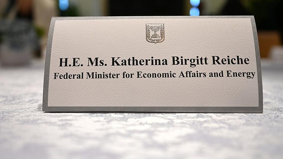 Ein Namensschild k&uuml;ndigt Wirtschaftsministerin Reiche in Israel an