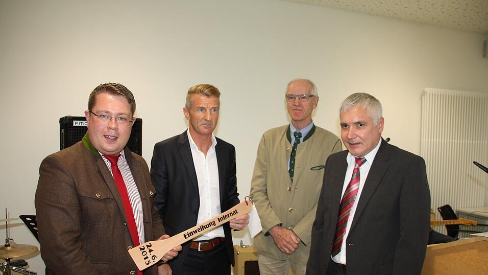 Landrat Michael Adam (links) Wolfgang Senn vom F&ouml;rderverein (2.v.re.) und Schulleiter Ernst Ziegler (rechts) bekam en von Architekt Robert Brunner (2.v.li.) einen Kochl&ouml;ffel &uuml;berreicht.