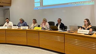 Markus Roos, Corinna Müller und Christa Retzer vom Jugendamt, Bürgermeisterin Patricia Steinberger, Sozialamtsleiter Stefan Volnhals und Leonie Machhammer vom Jugendbeirat (von links) Markus Roos, Corinna Müller und Christa Retzer vom Jugendamt, Bürgermeisterin Patricia Steinberger, Sozialamtsleiter Stefan Volnhals und Leonie Machhammer vom Jugendbeirat (von links)
