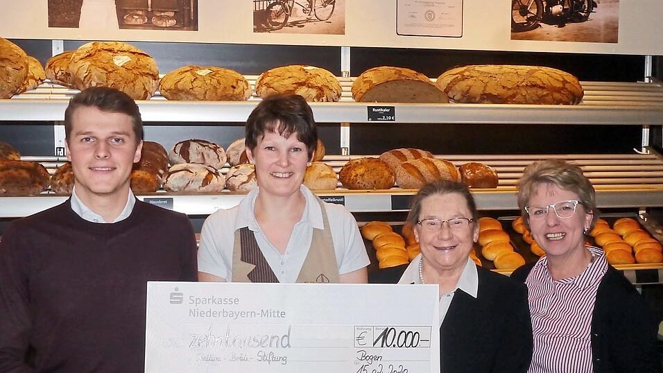 Michael Schifferl (v.l.), Verk&auml;uferin Elke Liebl, seit Bestehen der Filiale dort t&auml;tig, Irmgard Br&auml;u sowie Elke Bock, Betriebsleiterin von Bogen, bei der Spenden&uuml;bergabe der 10 000 Euro.