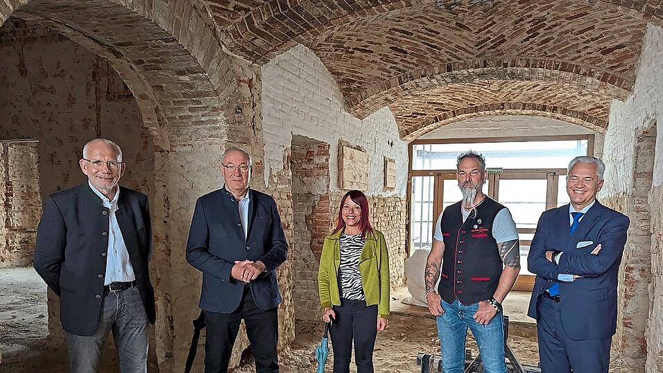 Investor Thomas Dietlmeier (von rechts) mit Gastro-Profi Ralf Jakumeit, Bürgermeisterin Heike Fries, Landrat Franz Löffler und zweitem Bürgermeister Joachim Eberl im Einganggewölbe des Gasthauses. Investor Thomas Dietlmeier (von rechts) mit Gastro-Profi Ralf Jakumeit, Bürgermeisterin Heike Fries, Landrat Franz Löffler und zweitem Bürgermeister Joachim Eberl im Einganggewölbe des Gasthauses.