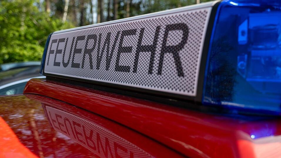 Die Feuerwehr bringt die Flammen schnell unter Kontrolle. (Symbolbild) Die Feuerwehr bringt die Flammen schnell unter Kontrolle. (Symbolbild)