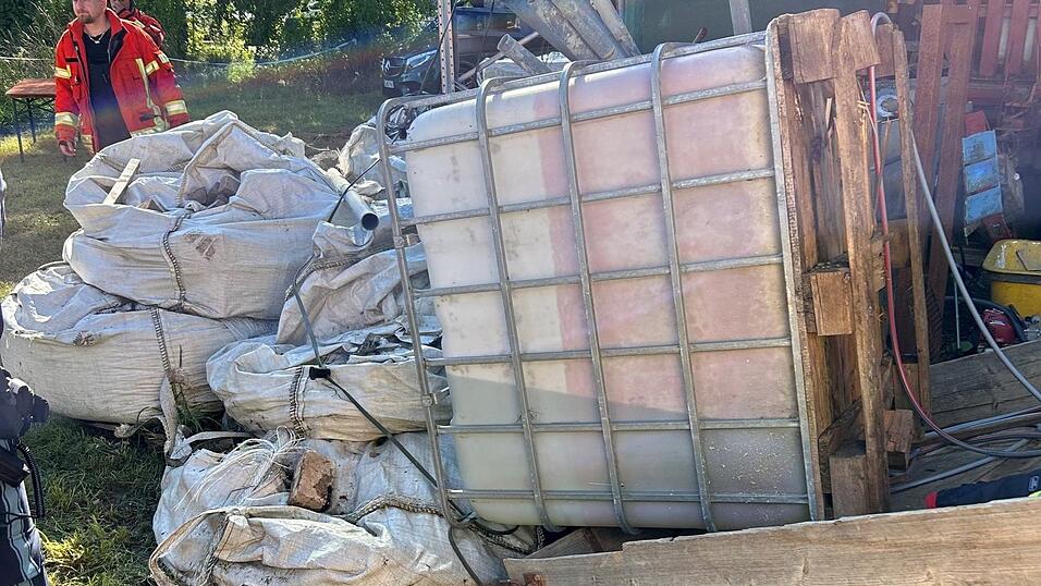 Unter diesem Wassercontainer wurde der 13-J&auml;hrige eingeklemmt.