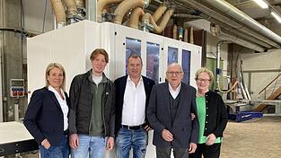 Drei Generationen auf einem Bild: Thomas Seebauer (Mitte), der aktuelle Firmenchef, gemeinsam mit seinem Vater Willi Seebauer (Vierter v. l.) seinem Sohn Valentin (Zweiter v. l.), Ehefrau Bettina Seebauer (l.) und seiner Mutter Brigitte Seebauer (r.).