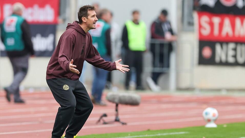 Miroslav Klose musste am Spielfeldrand bis zum Ende um den knappen Sieg bangen.