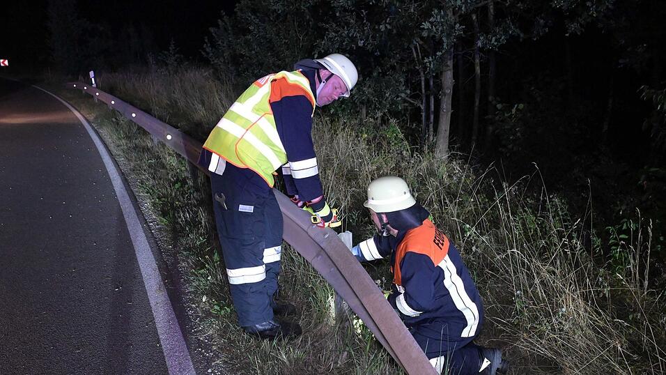 Die nächtliche Bergung des Fahrzeugs aus dem Wald an der Kreisstraße bei Hippenstall erwies sich als aufwändig. Die nächtliche Bergung des Fahrzeugs aus dem Wald an der Kreisstraße bei Hippenstall erwies sich als aufwändig.