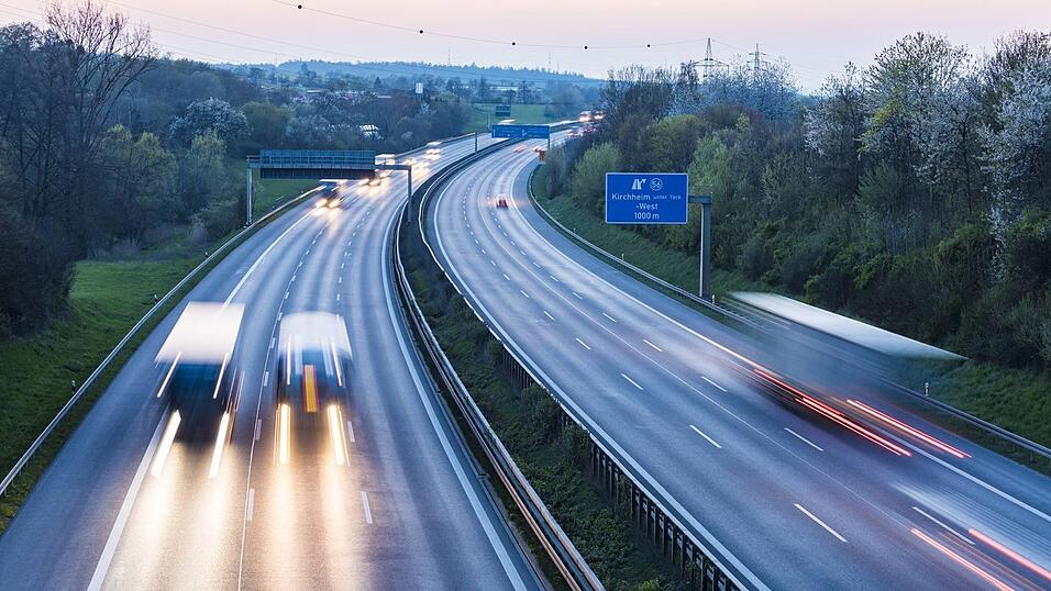 In der Nacht auf Donnerstag funktionierte ein Lkw-Fahrer die Fahrbahn der A3 bei Sinzing kurzerhand zum M&uuml;lleimer um. Zum Leidwesen eines anderen Brummifahrers. (Symbolbild)