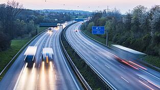 In der Nacht auf Donnerstag funktionierte ein Lkw-Fahrer die Fahrbahn der A3 bei Sinzing kurzerhand zum M&uuml;lleimer um. Zum Leidwesen eines anderen Brummifahrers. (Symbolbild)