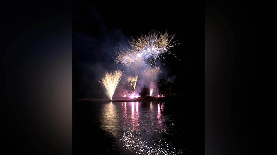 Mit einem bunten Feuerwerk wird die Lampionfahrt 2022 gefeiert.