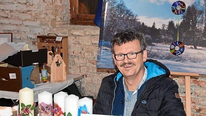 Robert Kern mit seinen Kerzen und Fotografien.