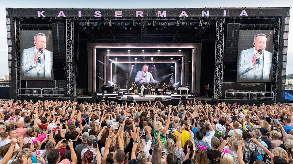Schlagers&auml;nger Roland Kaiser kommt beim Auftaktkonzert der 'Kaiser Mania 2019' bei den Filmn&auml;chten am Elbufer auf die B&uuml;hne und wird von Fans bejubelt. Am 2. und 3. August sowie am 9. und 10. August tritt Kaiser in Dresden wie jedes Jahr zur Show 'Kaiser Mania' vor jeweils 12.000 Zuschauern auf.