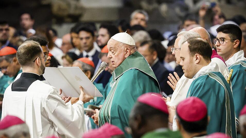 Mit einer Messe im Petersdom beendet Papst Franziskus (Mitte) am Sonntag die Weltsynode. Mit einer Messe im Petersdom beendet Papst Franziskus (Mitte) am Sonntag die Weltsynode.