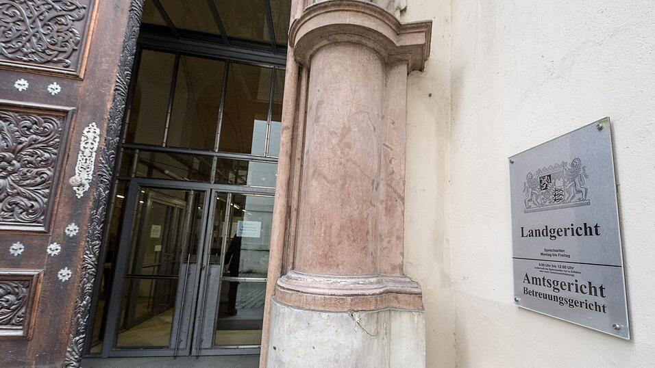 Vor dem Landgericht Passau sind die Plädoyers im Verfahren gegen einen Mann gehalten worden, der seine Frau und seine Tochter angefahren hat. (Symbolbild) Vor dem Landgericht Passau sind die Plädoyers im Verfahren gegen einen Mann gehalten worden, der seine Frau und seine Tochter angefahren hat. (Symbolbild)