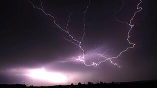 Ab Dienstagnachmittag sind im Raum Straubing schwere Gewitter möglich.