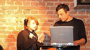 Das junge M&auml;dchen (Franziska Kammermeier) hat Schwierigkeiten beim Ausf&uuml;llen eines 'kinderleichten' Online-Formulars, was den Beamten (Peter &Uuml;bersch&auml;r) ziemlich kalt l&auml;sst.